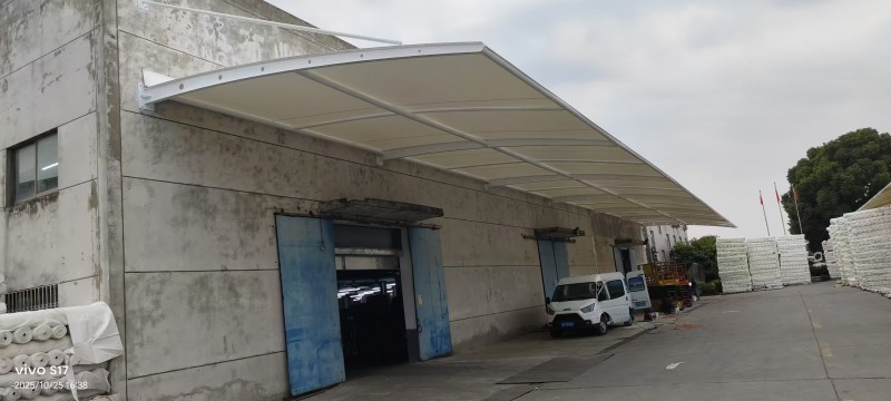 为什么东台海边/松江厂区推拉棚3年就锈穿：冷镀锌冒充热浸锌的典型表现-1